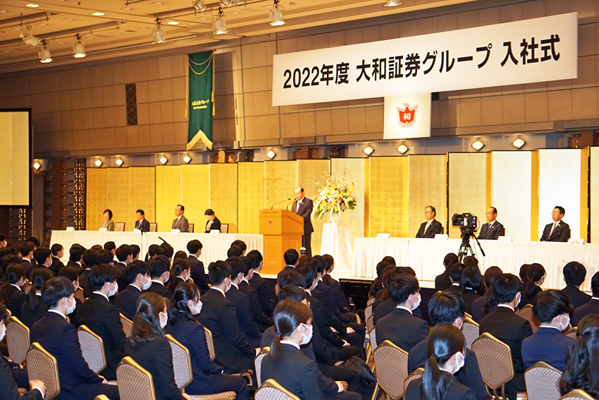 大和証券グループは、3年ぶりに新入社員が一堂に会する集合形式で開催(4月1日、帝国ホテル)