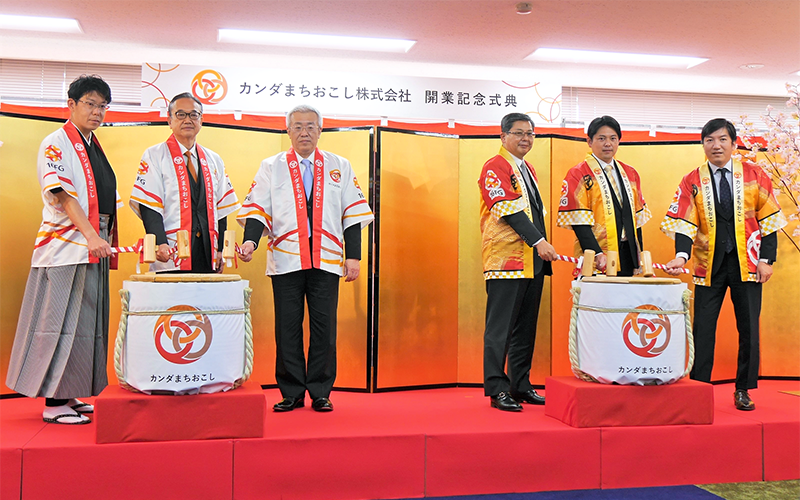 記念式典で鏡開きした田代社長(左)と村瀬幸雄・岐阜商工会議所会頭兼FG会長(左から4人目)、柴橋正直・岐阜市長(同5人目)ら(4月1日、カンダまちおこし本社)