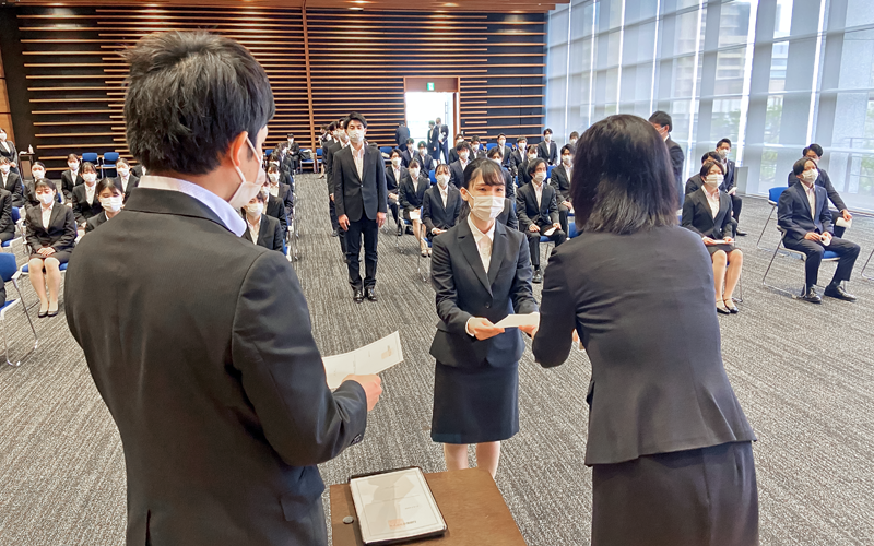 京葉銀行は入行式後、人事部が一人一人に辞令交付を行った（４月１日、京葉銀行千葉みなと本部）