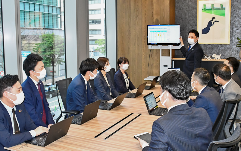 事業性評価を基に意見交換する得意先のメンバー(3月23日)