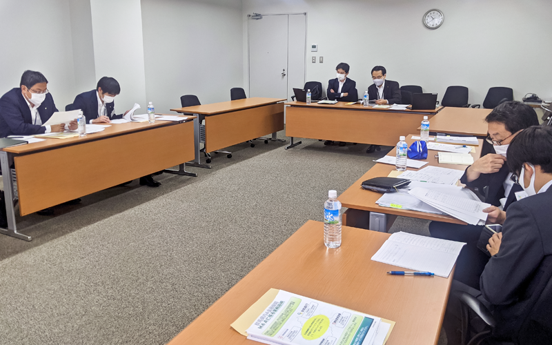 月例の勉強会は対面で案件実情を情報共有する(桐生信金提供)