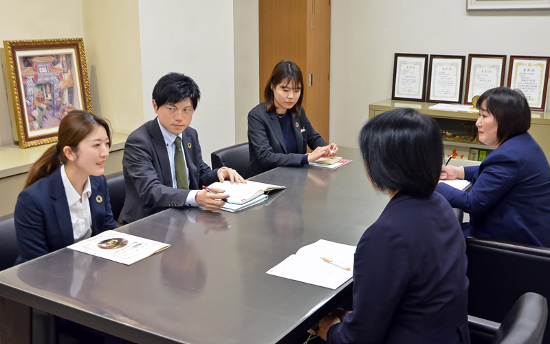 期初の推進会議では、推進メンバーが協議しながら目標件数、金額、収益などを各人に割り振った(4月5日、みなと銀行東加古川支店)