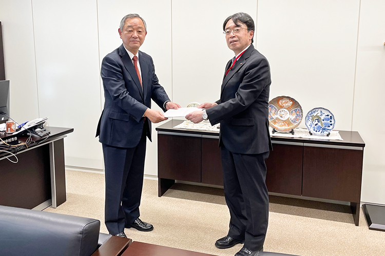 有識者会議のコーディネーターを務めた川瀬透氏(右)から答申を受け取る柳沢会長(4月21日、全国信用組合会館)