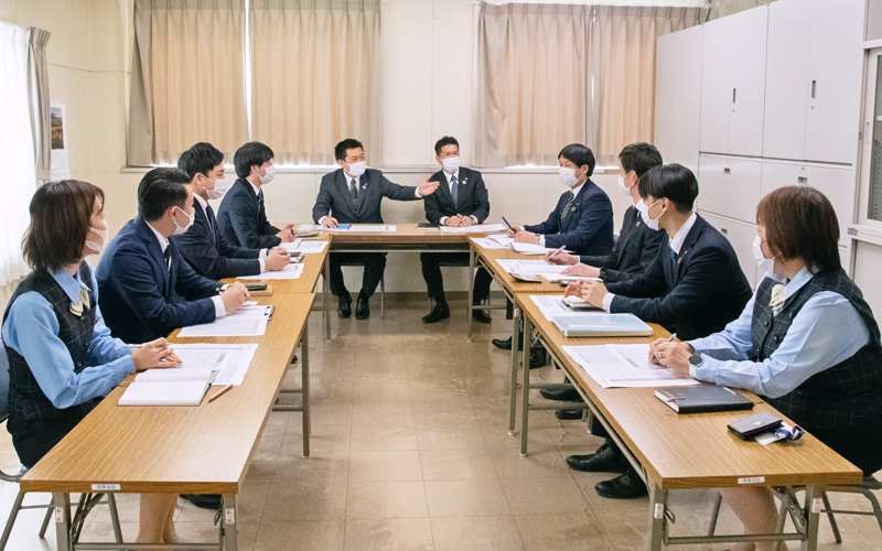 見込み先へのアプローチ方法などを議論する行員ら(4月7日)