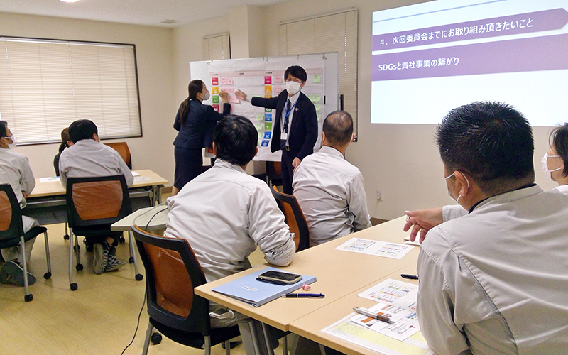 肥後銀行は、取引先のSDGs委員会の司会役として、一連の協議への方向性を示している(肥後銀行提供)