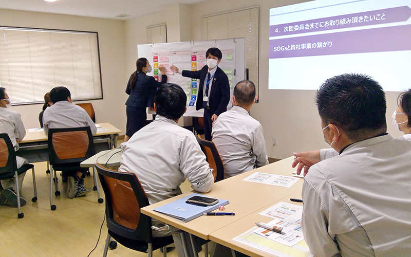 肥後銀行は、取引先のSDGs委員会の司会役として、一連の協議への方向性を示している（肥後銀行提供）