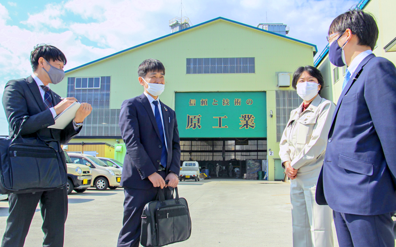 原工業の本社工場。左から北陸銀行・五稜郭支店の別田匠係長、橘淳支店長、原工業の佐々木圭子専務、山下弘純社長(4月19日、北海道函館市)