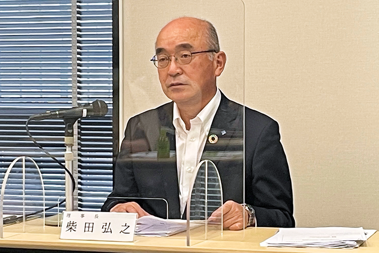 2021年度決算と新中計の概要を説明する柴田理事長(5月20日、本店)