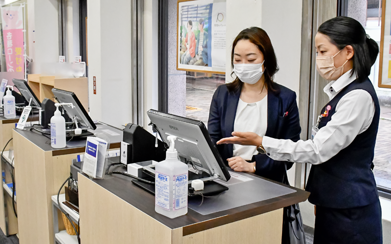 地域銀行では、窓口タブレットを導入する動きも出ている（５月13日、十八親和銀行新大工支店兼馬町支店）