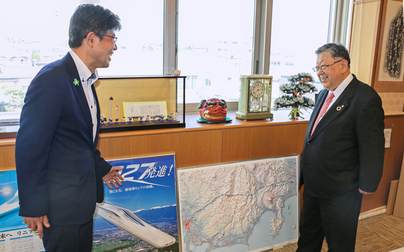飯田商工会議所の原勉会頭(右=飯田ケーブルテレビ社長)とリニア中央新幹線の開通を見据えた街づくりについて意見交換する赤羽晃支店長(5月10日、飯田商工会館)
