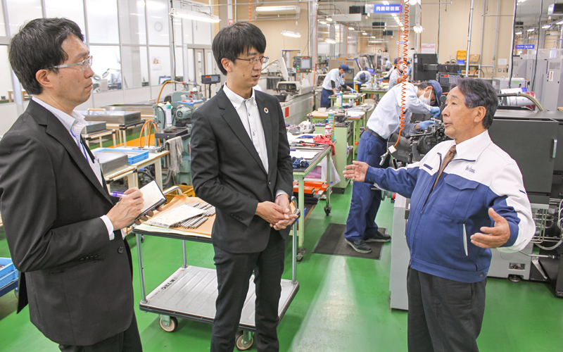 業務効率化などについて話し合う(左から)営業担当副長、中嶋俊介支店長、中村満エムテック代表取締役(5月11日、エムテック)
