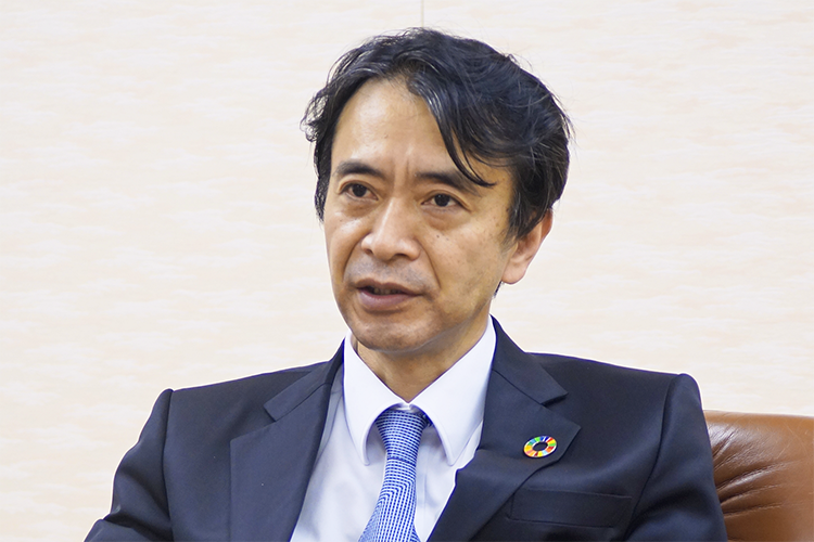 企業支援策を語る福岡社長(6月2日、本店)