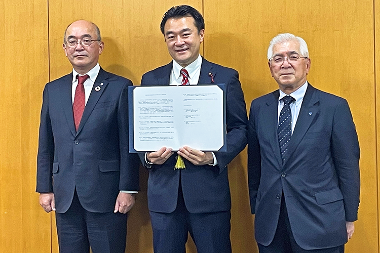 連携協定を締結した(左から)柴田・信金中金理事長、大岡環境副大臣、御室・全信協会長(6月1日、環境省)