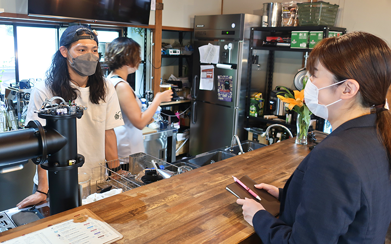 Mallika Brewingの伊東大記代表(左)とアテンダントの森山美玖さん(5月25日)