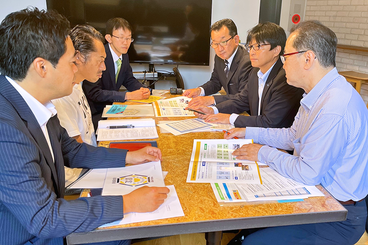 協力して事業継続力強化計画を策定した城北信金町屋支店と顧客組織ネオハルのメンバー(右から3人目は石田靖史支店長、6月17日)