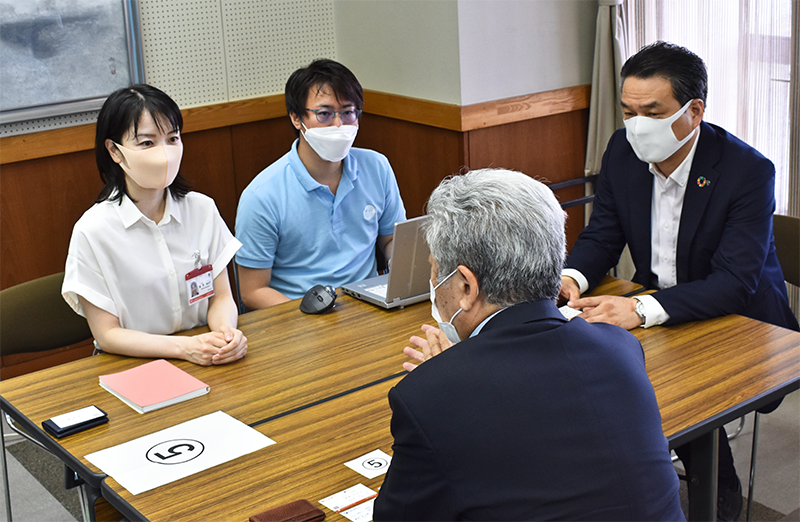 DXの相談に乗る北陸銀行の福島るみ子さん（左）、ココペリ担当者（同2人目）、コンサルティング営業部・山口部長（右、6月28日、射水市役所大島分庁舎）