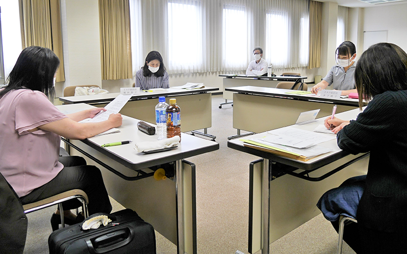 豊橋信金では4月にコールセンターを新設し、応酬話法の検討や研修など3カ月の準備期間を経て取り組みを開始した(6月14日、同信金研修会館)