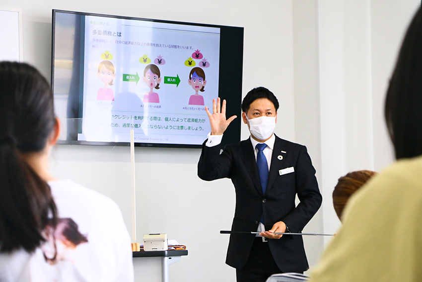 SMBCコンシューマーファイナンスは、かなざわ食マネジメント専門職大学(石川県白山市)で1・2年生を対象に金融教育セミナーを開いた(6月1日)