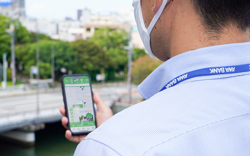 徳島県が提供する健康アプリ「テクとく」（画面）を用いて行員の健康増進を図っている