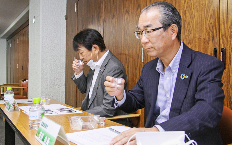 道産「山田錦」の清酒を試飲する北海道銀行の笹原晶博会長（右）と大西幸哉執行役員コンサルティング営業部長（７月28日、北海道銀行本店）