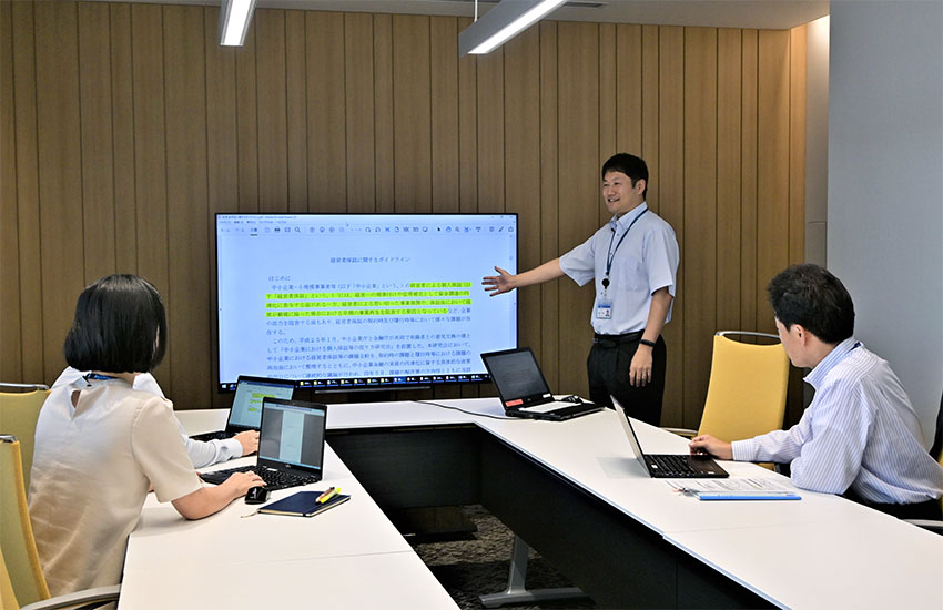 経営者保証は原則不要の方針を打ち出した広島銀。行員が今後の戦略などを議論(7月、本店)