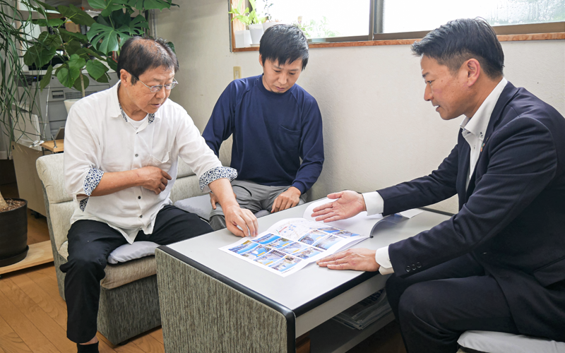 化粧筆の筆軸を製造する玉岡木工所の(左端から)藤澤正一監査役と藤澤浩宣社長からニーズを引き出す佐々木剛志支店長(右端、7月5日、美波町内)