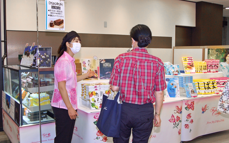 来店客に商品の説明をする担当者（左、８月17日、高松三越）