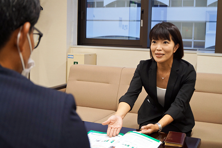 「休業中は研修を受けられるため休み明けでも不安はなかった」と話す植野さん（8月3日、りそな銀行池袋支店）