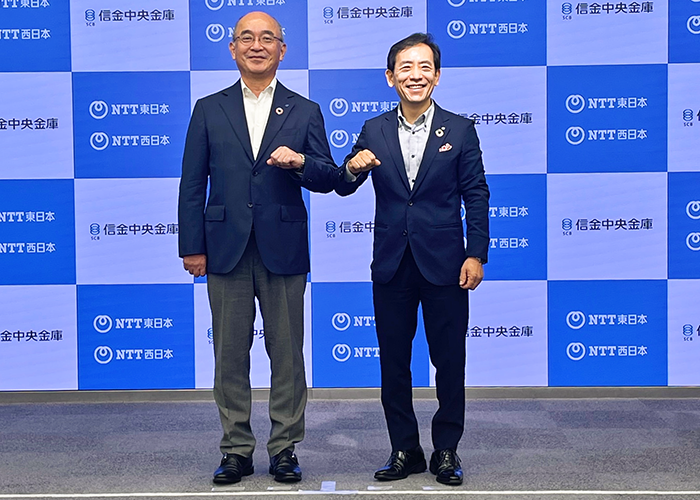 業務連携した信金中金の柴田理事長（左）とNTT東日本の澁谷社長（8月30日、大手町ファーストスクエア）
