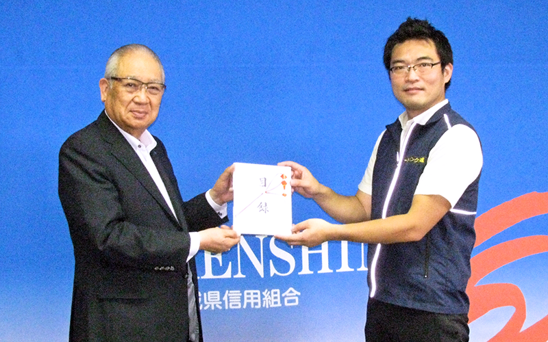 寄付金の目録を手渡した茨城県信組の渡邉武理事長(左、9月2日)