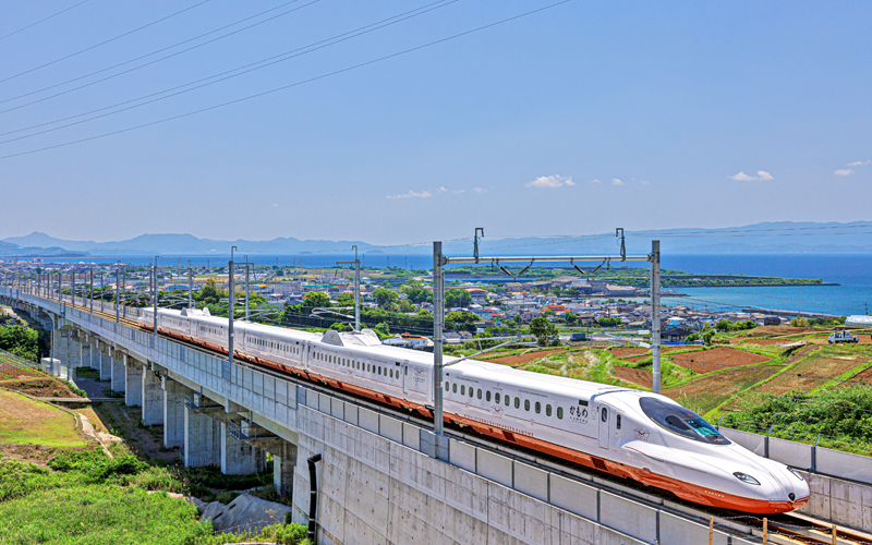 疾走する新幹線かもめ(JR九州提供)