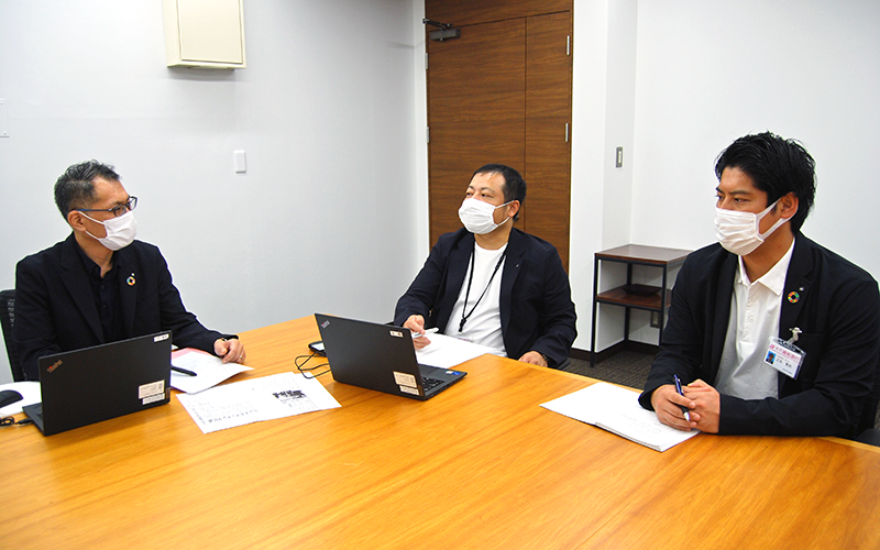 見通しなどについて話し合う情報アドバイザーチームの（左から）赤坂主任調査役、木崎達也主任調査役、三丸賢司副調査役（9月13日、本店）