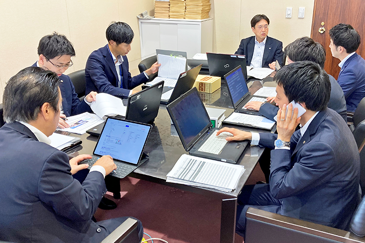 取引先の事業承継支援策を協議する武藤部長(奥)ら(9月30日、本店)