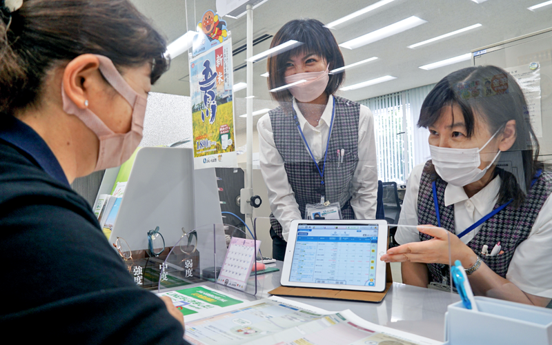 JAいるま野金融共済部の資産形成相談員（中央）が、営業店の投信販売をサポート（９月20日、JAいるま野小江戸支店）