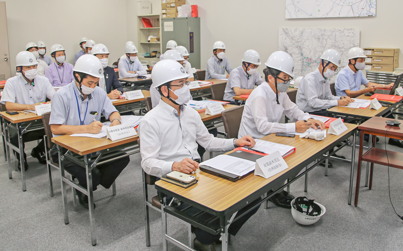 山梨中央銀行のBCP訓練では、震度6強の地震発生を想定して関光良頭取(最前列手前から3人目)を本部長に対策本部が設置された(9月1日、山梨中央銀行本店)