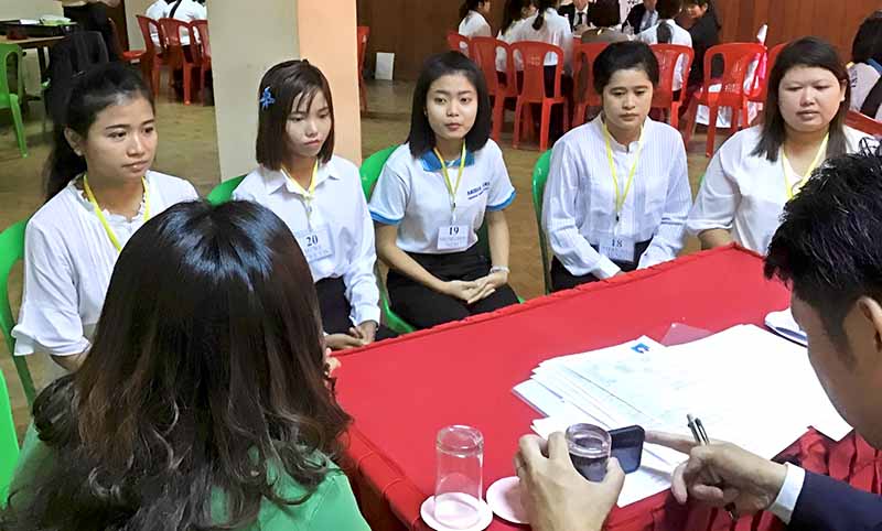 2019年にミャンマーへの視察ツアーで行われた外国人技能実習生との面接の様子（提供）