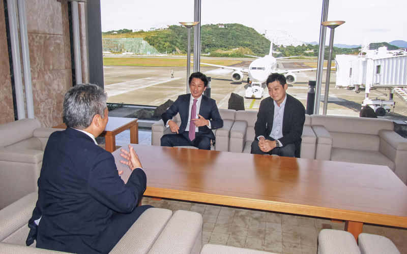 南紀白浜エアポートの岡田信一郎社長(正面左)、福田達仁主任(同右、紀陽銀行から出向中)と意見交換する柴田拓弥統括支店長(10月28日)