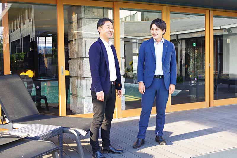 改修予定のプールの前で事業計画の確認をする渡邉・網元の宿ろくや代表(左)と千葉銀の小高さん(10月24日、館山市・鏡ケ浦温泉rokuza)
