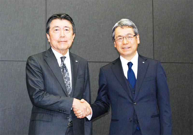 経営統合に基本合意した五島社長(右)と荒木頭取(11月11日、ふくおかFG本社)