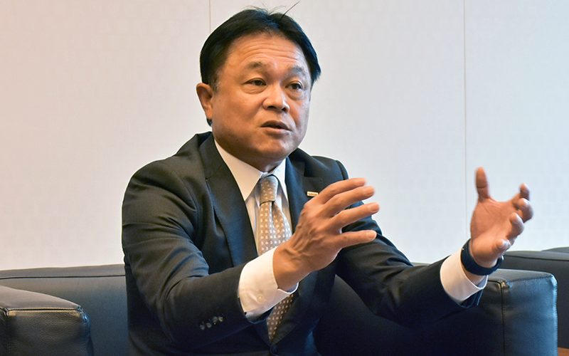 株式給付信託で企業価値向上を支援すると話す梅田社長(11月1日)