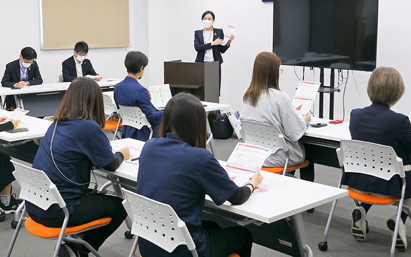 取引先企業で行うセミナーの様子(10月18日、徳島市内)