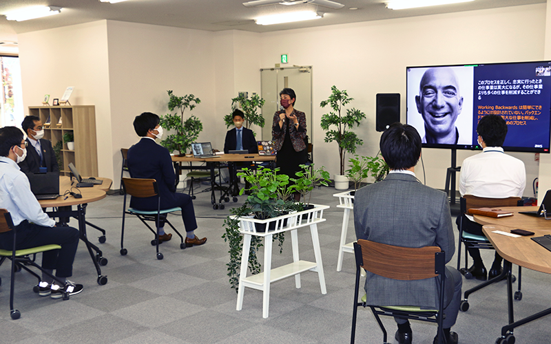 AWSジャパンの松本氏によるレクチャーを受ける参加者(11月2日、Takeda Street Base)