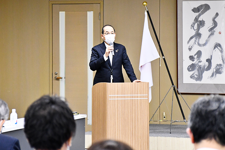 キックオフミーティングで挨拶する豊田・愛媛銀行常務(11月1日、愛媛銀行研修所)