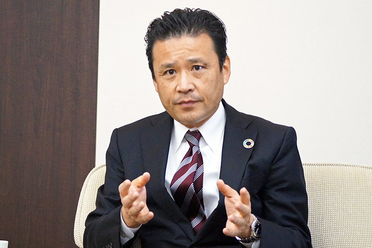 事業承継ビジネスについて話す南社長