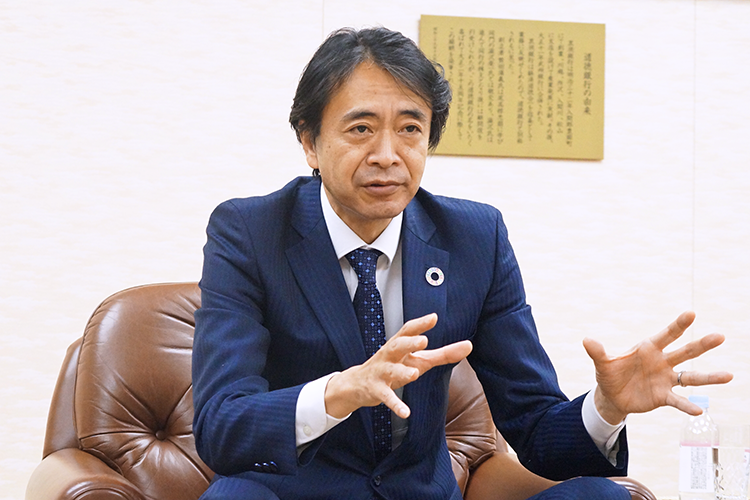 インタビューに答える福岡社長(12月5日、本店)