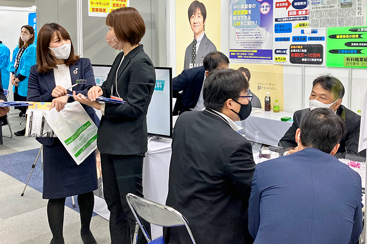 きたしん総研は、北おおさか信金のビジネスマッチングフェアに出展し人材紹介の相談に対応(11月9日、マイドームおおさか)