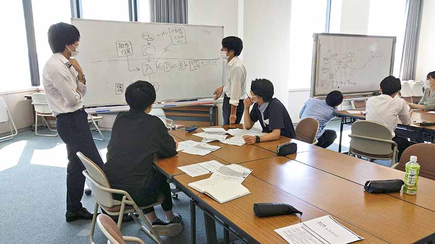 横浜銀行はシステムの運用・開発・保守などを担当するICTや、データサイエンスなどコースごとにオープンカンパニーを開催している(同行提供)
