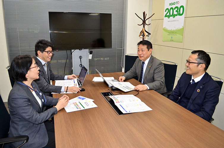 SDGs情報交換会では中小機構の日景氏(右から2人目)が経営者のスイッチの入れ方を解説(12月2日、信金中金)