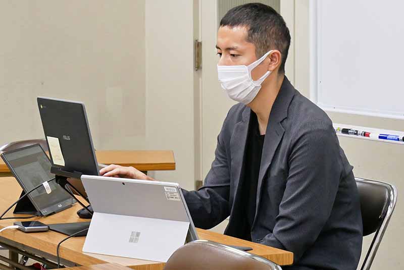 伊予銀は総合企画部ICT戦略室の行員らがデジタル人財研修を実施。リテラシー向上を目的に、アプリ開発体験、マーケティング・データ活用などについて講義している