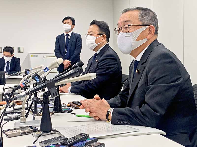 与党大綱をとりまとめ、会見する自公両党の税調会長(12月16日、衆院第二議員会館)